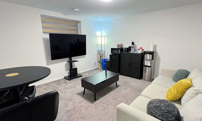 Transcona Casa | Entire Guest Suite/Separate Entrance/Free Parking in Winnipeg