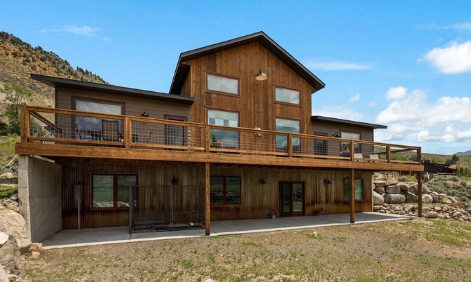 Gardiner Casa | Entire home 10 minutes from Yellowstone North Entrance! Views to Devil’s Slide