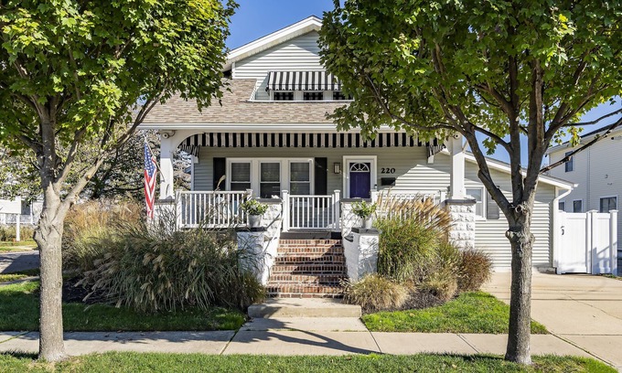 Wall Casa | Entire Home, 2 Blocks to Beach, Lots of amenities, beach badges & EV charger.