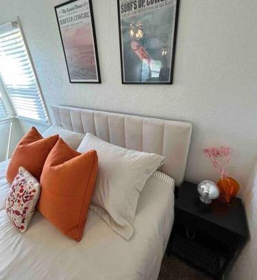 East Side Costa Mesa Casa | Entire Home by Newport Beach, Disneyland and SNA!