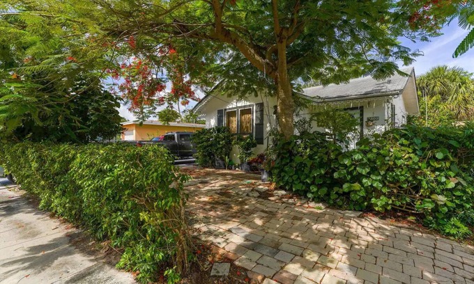 Old Northwood Historic District Casa | Entire Home Close to the Beach and City Center!