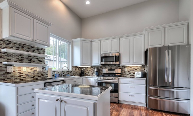 Mendenhall Valley Casa | New home w/ hot tub! Near glacier, skiing, and more