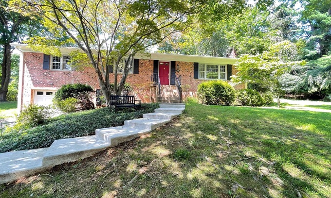 Great Falls Casa | Entire House 3BR/2BA Home in Great Falls – Prime Location W/Wifi & Parking