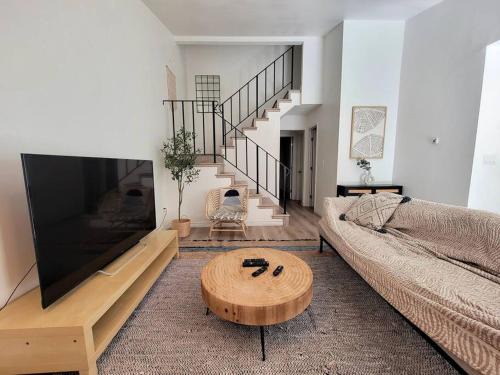 West Covina Villa | Entire House Good for 9 ppl Near Disney with Garage