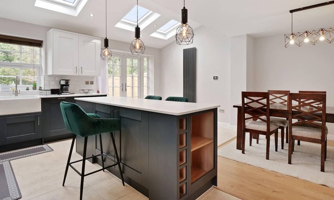 London Borough of Bromley Casa | Entire House - Large 3 Bedroom House with Garden - Orpington