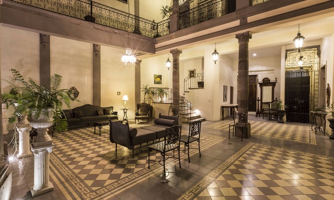 Centro de Guadalajara Villa | 5 habitaciones / 5 baños. Pvt Villa / POOL / Premiado # 1 por la renovación de la ciudad
