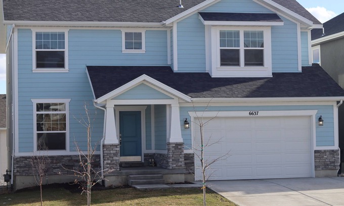 West Jordan Casa | Entire house Sleeps 14 3 full bathrooms Two kitchen Family oriented neighborhood