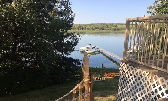 Torrington Casa | Entire Lakefront Family Cottage on Pine Lake