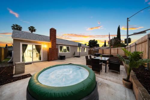 La Presa Casa | Entire Luxury 3-Bedroom House with Hot Tub, Garage, King Bed, Available Now
