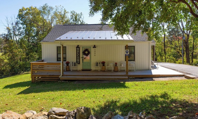 Afton Cabaña | Entire Mid-Century Modern Farmhouse-Style Cottage hosted by Heather