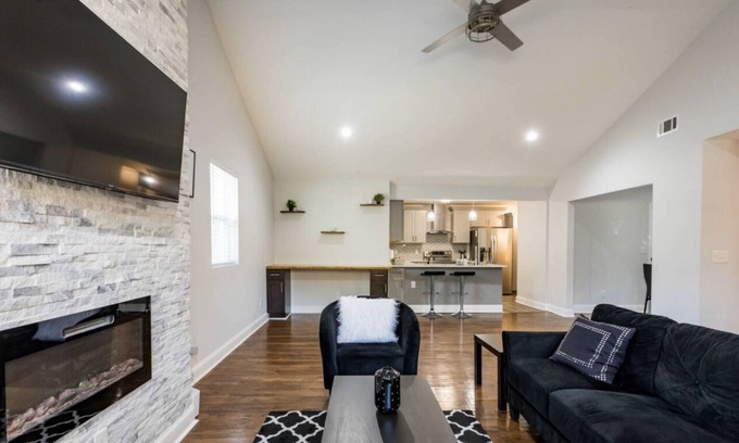 Collier Heights Casa | Entire Newly Renovated Home 10 mins from DT ATL