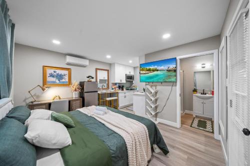 La Presa Casa | Entire Private Studio with 1 King Bed, Full Kitchen, Gated Yard, Available Now