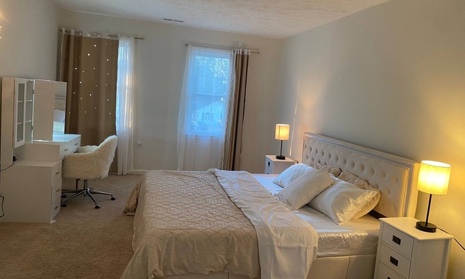 Calverton Casa | Entire property, 8bedrooms, 11 beds, Free Parking