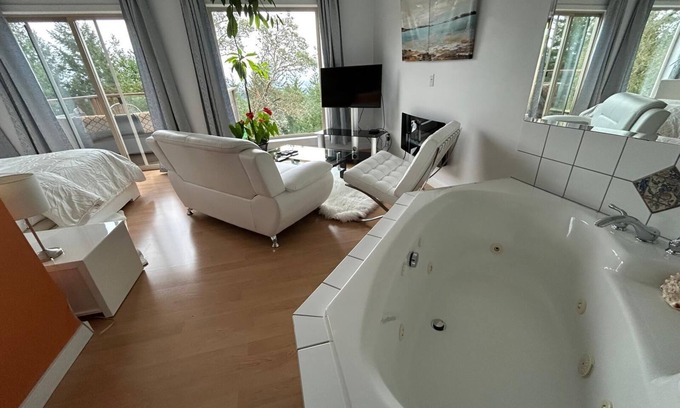 Salt Spring Island Casa | Entire Suite,Ocean,mountain view,jacuzzi in the Suite,next to Mount Maxwell park