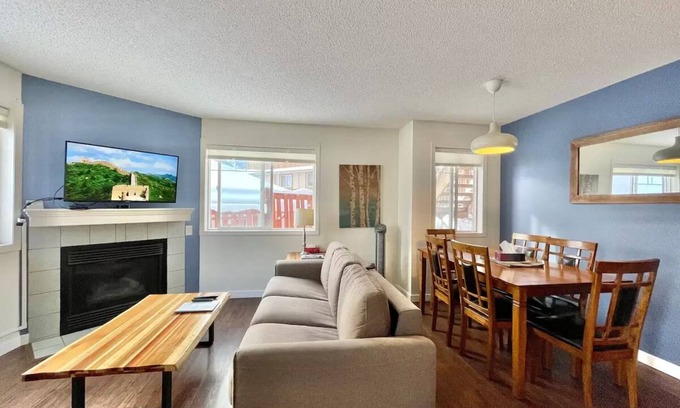 Harvie Heights Casa | Entire Townhouse, 2 BR, Hot tub, 3 min to Banff