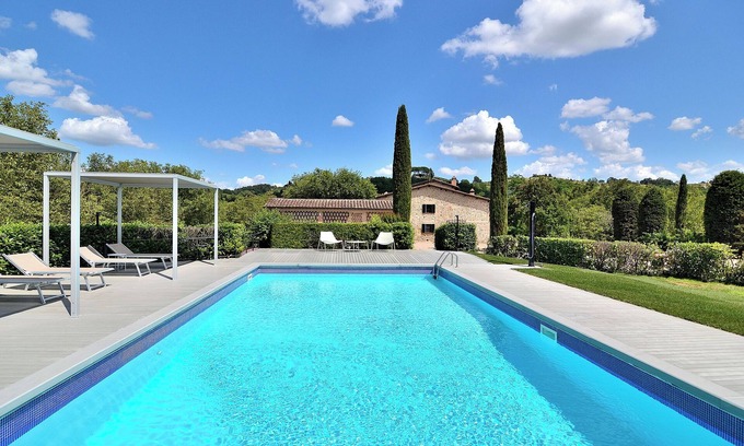 San Gimignano Villa | Entire Tuscan farmhouse with private pool between Siena and Florence