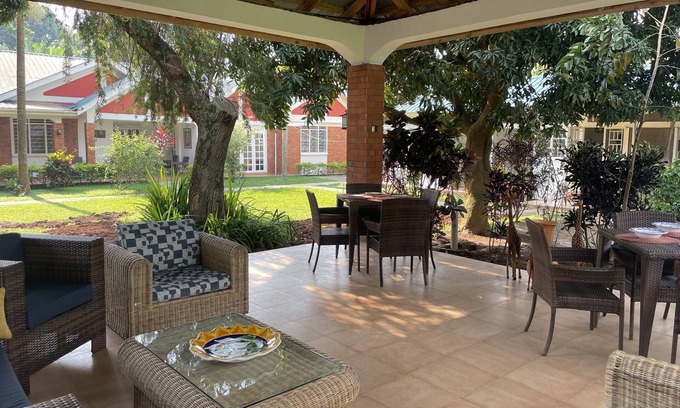 Kireka Villa | Kasana Sunshine Guesthouse - Perfecto para familias y grupos.