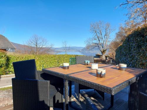 Saint-Jorioz Casa | Entre lac et montagne, chaleureuse maison 3 pièces avec très belle vue lac d'Annecy. Terrasse, jardin, parking, cheminée, barbecue ….
