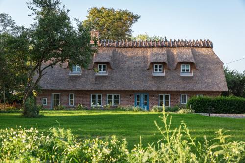 Nieby Casa | Entzückende Reetdachkate am Feldrand mit Kamin