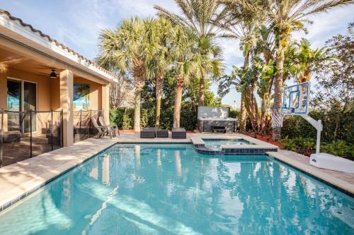 West Kissimmee Villa | Epic 8Br 8Ba 4k sq ft Villa with Movie Theater Private Pool Spa Sauna Hot Tub Firepit Gaming Room and Arcade - 10mins from Disney Orlando FL