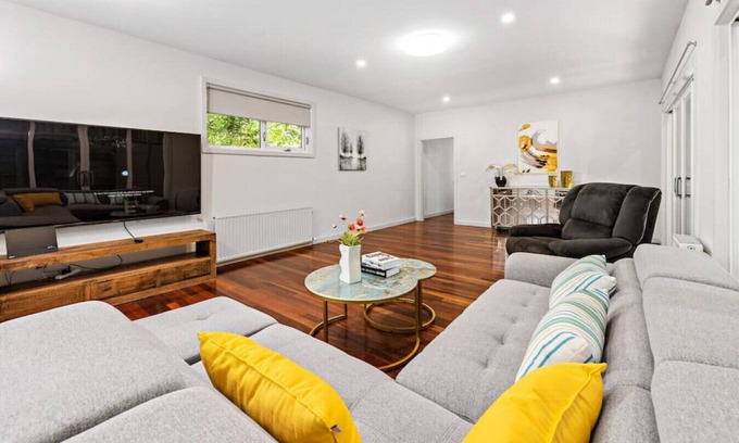 Balwyn Villa | Epic Grand Villa in Canterbury 7 BR Big Group