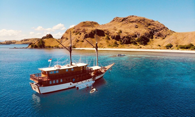 Labuan Bajo Alquiler De Eote | ¡Velas épicas alrededor del mar de Flores!