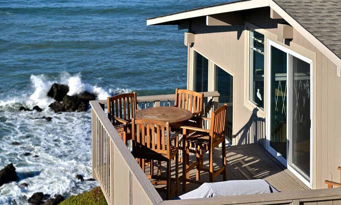 Dillon Beach Casa | Absolute Oceanfront on Bluff w / Crashing Surf
