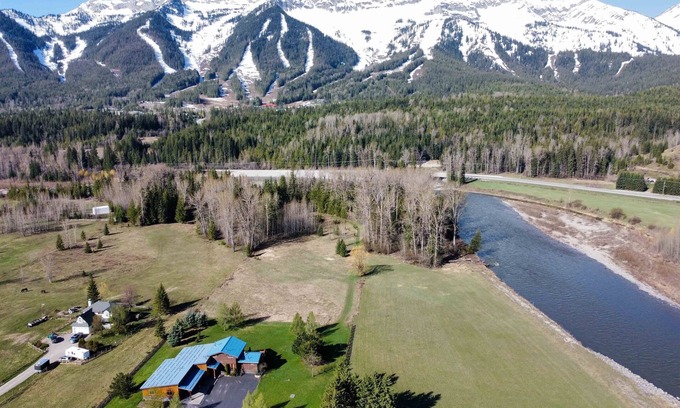 East Kootenay Chalet De Esquí | Epic Views with Hot Tub, Sauna & Fitness Room.
