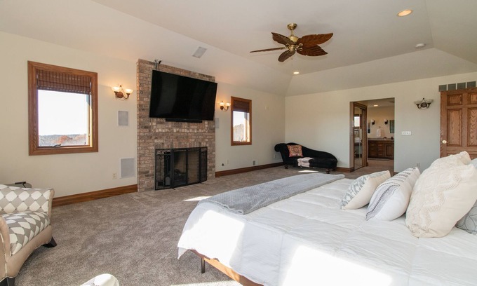 Lane Otro | Epiphany Farms Estate Farmhouse Private Master Suite