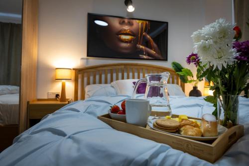Norwich Casa | Epiphany homes - 4 bedroom house in Norwich - Contractor friendly - close to airport and hospital