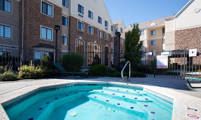 Glendale Condominio | Suite King Equipada | Desayuno de cortesía, piscina al aire libre + bañera de hidromasaje compartida