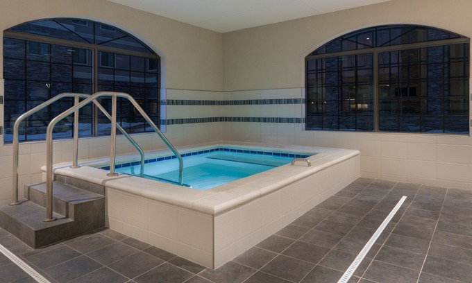 Midtown Anchorage Condominio | Suite equipada en una ubicación central | Desayuno diario gratuito + acceso a la piscina cubierta climatizada