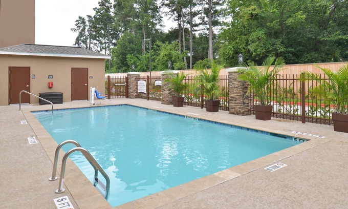 Tomball Condominio | Equipped Suite Near Houston | Shared Outdoor Pool