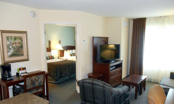 Eden Condominio | Suite equipada cerca del aeropuerto de Savannah | Acceso a la piscina estacional