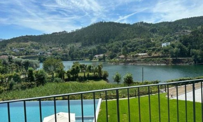 Guilhofrei Villa | Ermal Terrace ( T2 Serradela )