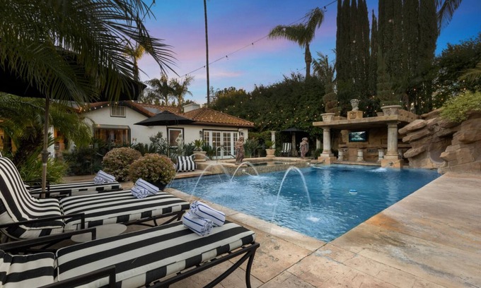 Woodland Hills Casa | Erwin Estate - A Perfect Blend of Modern Elegance with Mid-Century Undertones