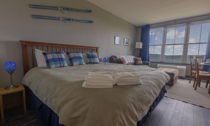 Snowshoe Condominio | ES 224 - Inviting, bike-in/out Village studio perfect for your summer getaway!