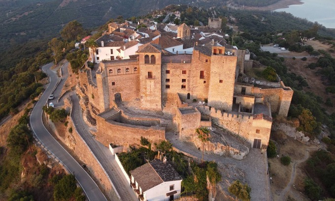 Castillo de Castellar Casa | Casa rural en el castillo de Castellar, con vistas panorámicas del lago y el parque natural de