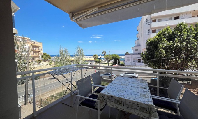 Costa Dorada Apartamento | en el pueblo de pescadores, FRENTE AL MAR, apartamento con aire acondicionado