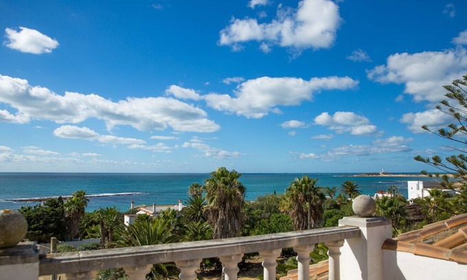 Los Caños de Meca Villa | Gran Villa situada a Pie de playa (50 metros) con Magníficas Vistas al Mar.