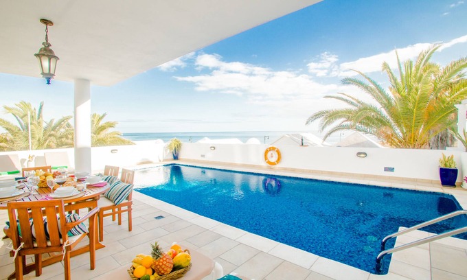 Playa Honda Villa | ¡ DESPIERTA MIRANDO AL MAR ! GRAN PISCINA PRIVADA , VISTAS , BBQ , WIFI