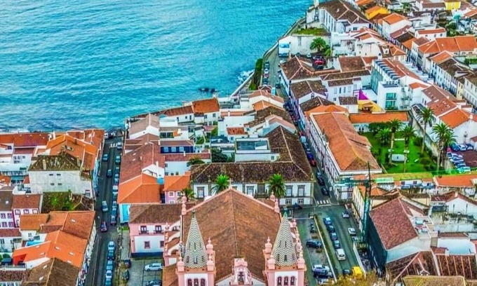 Angra do Heroismo Casa | Escape to this tranquil four-bedroom, two-bathroom house on Terceira Island.