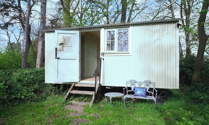 Bridgnorth Cabaña | Escape and unplug in this off-grid eco Shepherd’s Hut.