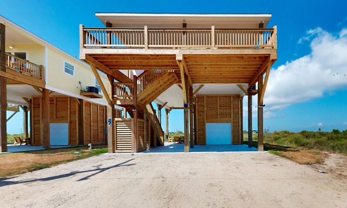 Gilchrist Casa | Escape | Bay Views | Family Retreat | Dog Friendly