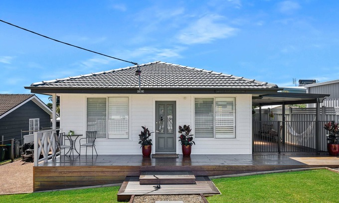 Caves Beach Casa | Escape@cavesbeach - Coastal getaway less than 10 mins walk to the beach.