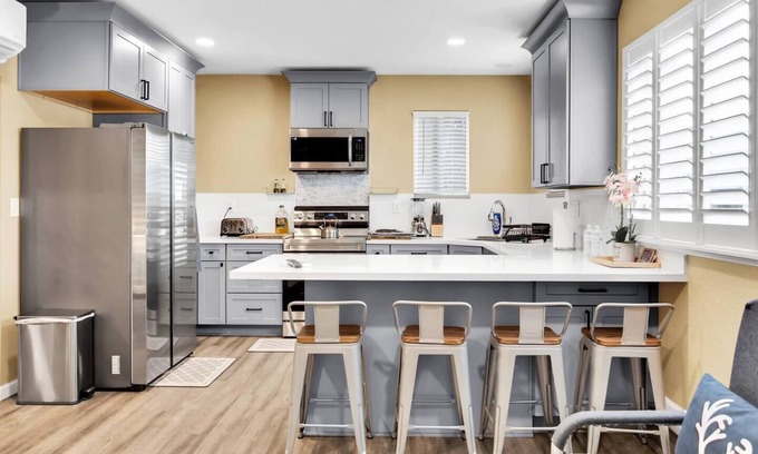 Santa Clarita Casa | Escape in the Canyon w/ Tennis Court