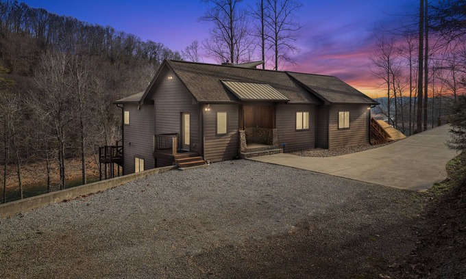 La Follette Casa | Escape Klaus-4 Bedroom/4 Bath sleeps 16 Quiet Deep Cove with 2 Slip Covered Dock
