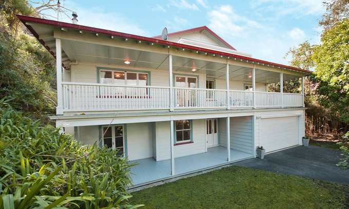 Russell Casa | Retiro familiar extendido, ubicado cerca de la rampa para botes en el centro de Russell