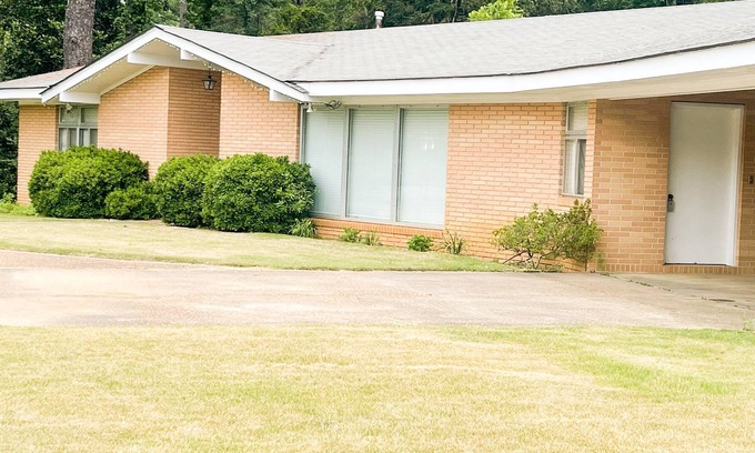 De Kalb Casa | Escape: Relaxing 3-BR Home near Meridian & Casinos. Spacious, Glassed-in Patio