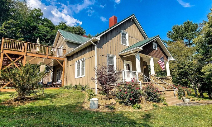 West Jefferson Cabina | Cool Breezes & Cozy Cabins - August at its Best! Reserve Walnut Hill Now!